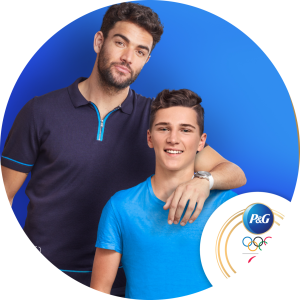 Matteo Berrettini insieme a un ragazzo per il progetto di Head&Shoulders Spalla a Spalla contro il bullismo.