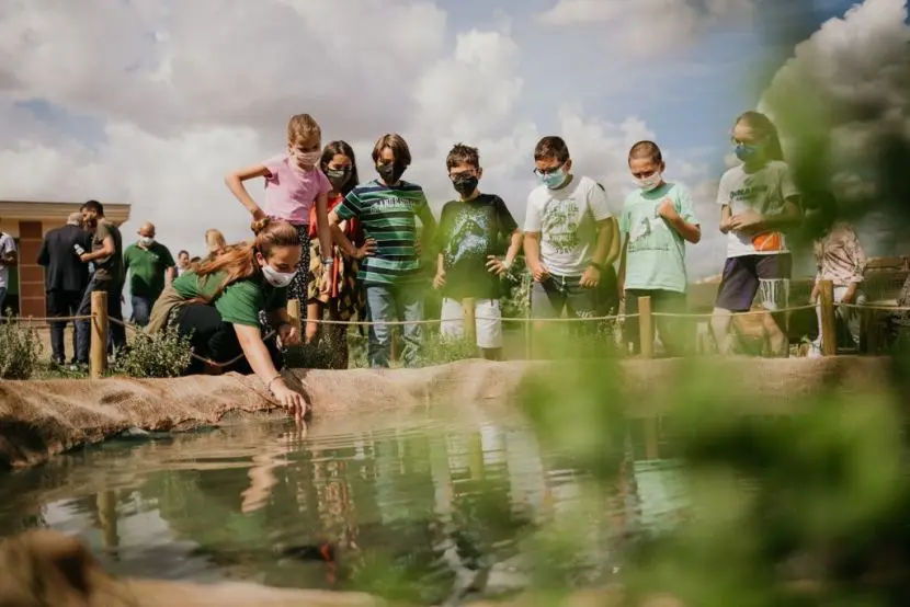 Alcuni bambini accanto al laghetto dell’Aula Natura di Roma realizzata dal WWF con il supporto di P&G