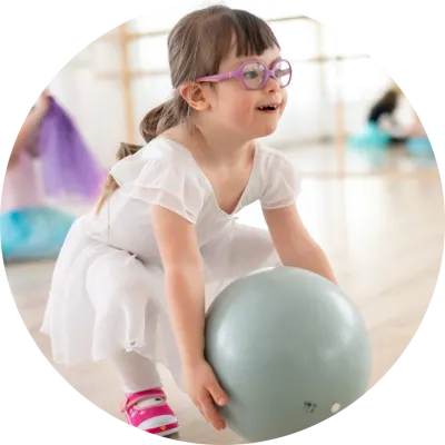 Una bambina con la sindrome di Down durante una lezione di danza