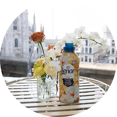 Un ammorbidente Lenor su un tavolino sulla terrazza dove si è tenuto l’evento a Milano a giugno 2026.