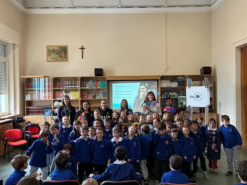 I bambini delle 3 classi della scuola materna Duca D’Aosta di Cortina D’Ampezzo posano in gruppo insieme a Carlotta Gilli e alle maestre.