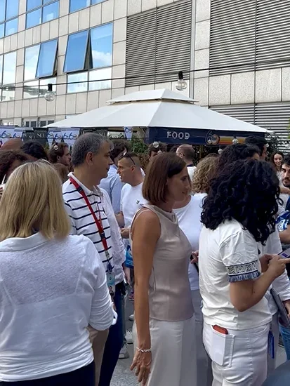 Gli employee di P&G Italia insieme, negli spazi esterni, in fila per gli stand allestiti da Dash e Pantene.