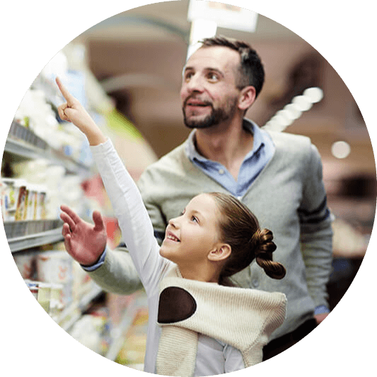 Un padre con la figlia nel negozio