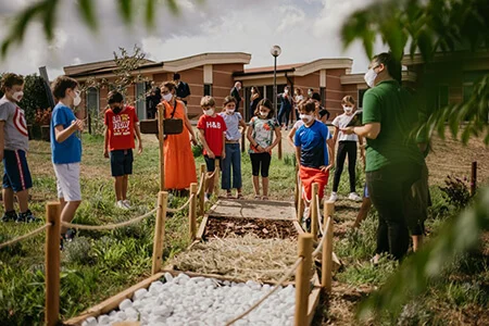 Bambini giocano per imparare la biodiversità