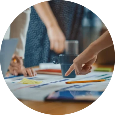 Un gruppo di persone svolge una ricerca di mercato