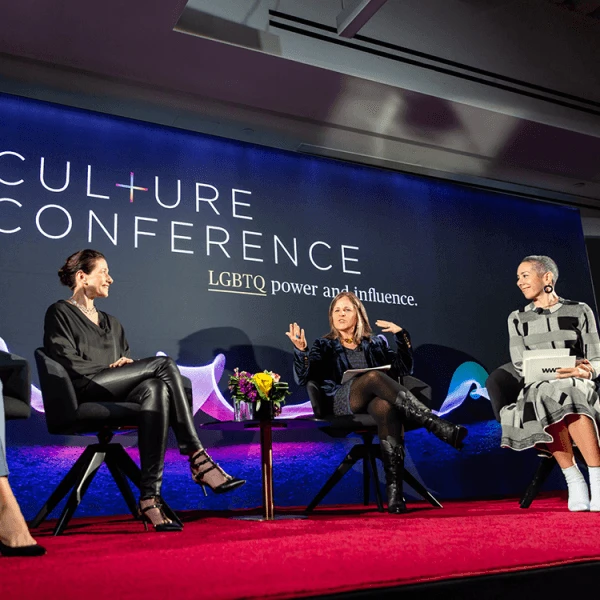 Persone che parlano sul palco