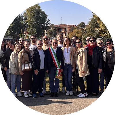 le istituzioni del commune di gattatico insieme a una rappresentanza dei dipendenti del sito produttivo di P&G posano insieme all’interno del parco.