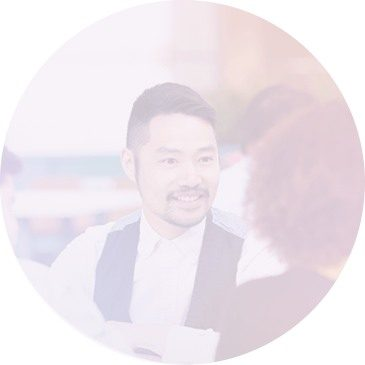 uomo asiatico seduto tra persone di differente etnia