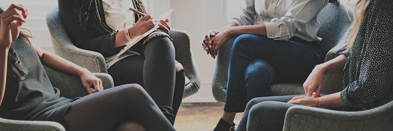 Quatto donne a una riunione di lavoro