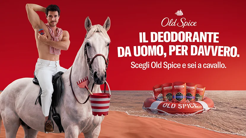 un uomo su un cavallo bianco passa il deodorante stick old spice sotto l’ascella destra. Sulla grafica la scritta “Old spice, il deodorante da uomo, per davverp. Scegli old spice e sei a cavallo.” 