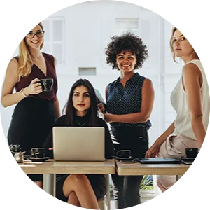 Quattro donne a una scrivania del loro ufficio