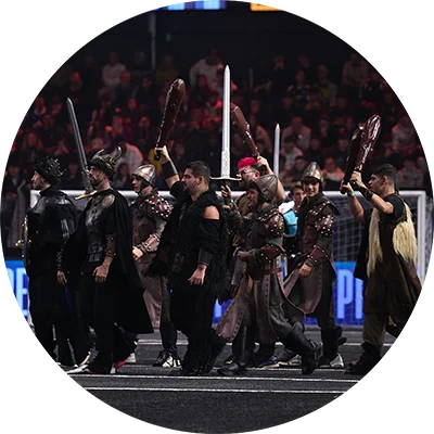 un gruppo di cosplayer mascherati da vichinghi invade il campo della King League