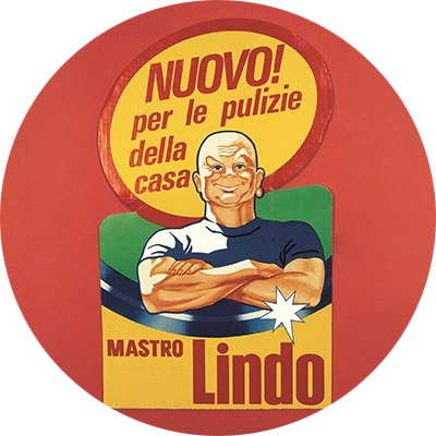 Illustrazione vintage di Mastro Lindo con le braccia incrociate e la scritta “NUOVO! per le pulizie della casa”.