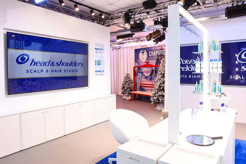 lo spazio allestito da Head & Shoulders per offrire agli atleti del Villaggio Olimpico di Milano analisi del cuoio capelluto e servizi di hairstyle visto da un’altra prospettiva, con focus sulle due postazioni di hairstyle.