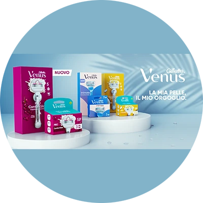 Venus Gillette la mia pelle, il mio orgoglio. Nell’immagine il rasoio comfort glide Sugarberry, il rasoio intimate e il comfort glide cononut