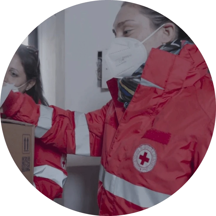 L'atleta olimpica Carlotta Gilli consegna un pacco a una famiglia indigente