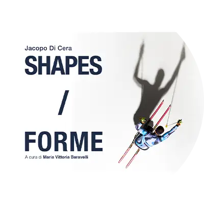 La locandina di “Shapes / Forme – Sotto la stessa luce”, mostra fotografica a Milano dal 24 marzo al 7 aprile 2026.