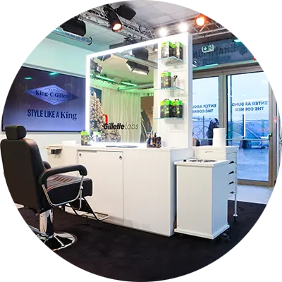 lo spazio dedicato alla barber station di Gillette all’interno del villaggio olimpico, con una doppia postazione da barbiere i prodotti Gillette e KingCGillette sugli scaffali.