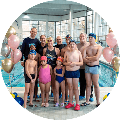 Carlotta Gilli insieme ai ragazzi di ToSwim per la lezione di nuoto della Piscina Comunale Rari Nantes di Torino