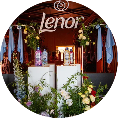 una delle installazioni per l’evento Lenor a Milano del 26 giugno. 8 foulard da annusare per scoprire la fragranza più adatta.