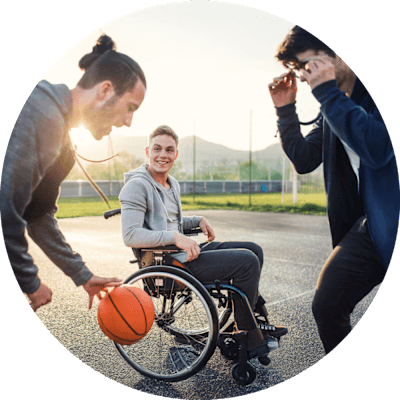 Sport inclusivo: un gruppo di giovani gioca a basket in un campo.