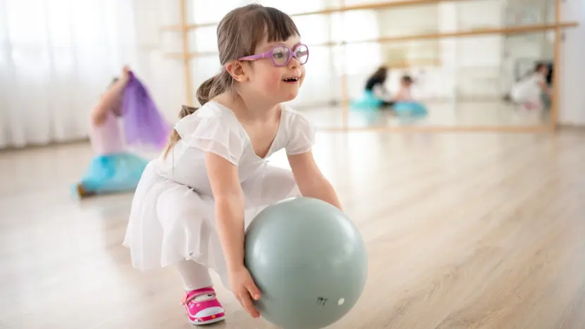 Una bambina con la sindrome di Down durante una lezione di danza