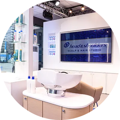 un’immagine che ritrare uno spazio dedicato agli atleti che offre servizi di analisi del cuoio capelluto e hairstyle con i prodotti Head & Shoulders