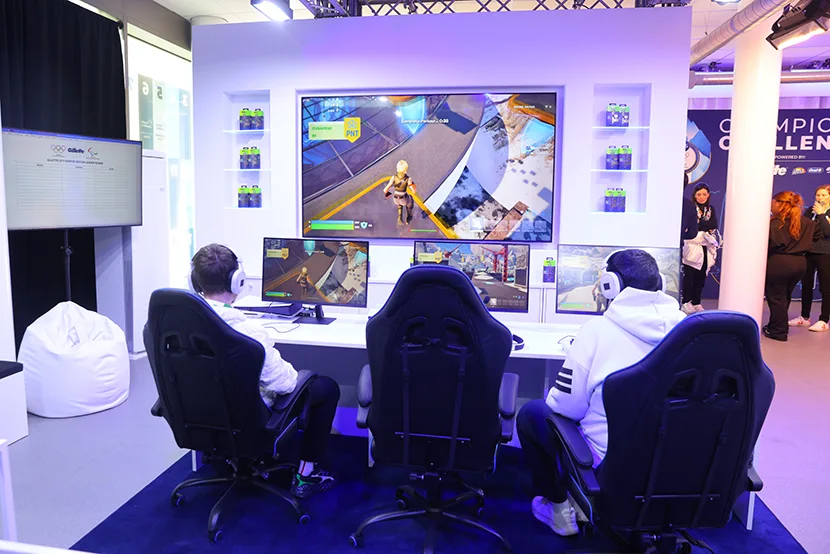 Un atleta dell’italia team insieme a un gamer giocano alla mappa invernale di fortnite sviluppata da Gillette.