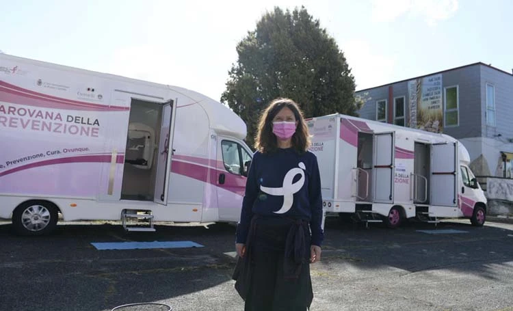 Ragazza fuori la Carovana della Prevenzione