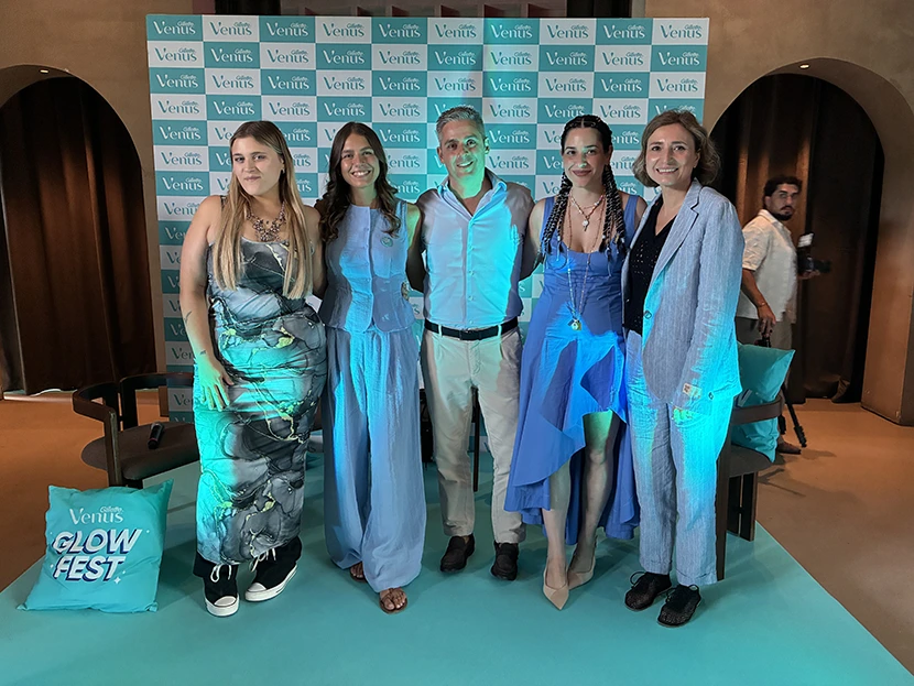 BigMama, Costanza Traversi, Franco Boano, Laura Daphne Marziali, Chiara Occulti posano insieme su un palco celeste con sullo sfondo un pannello con i loghi di Venus