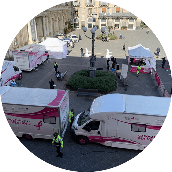 Camper de la Carovana della prevenzione in piazza a Catania