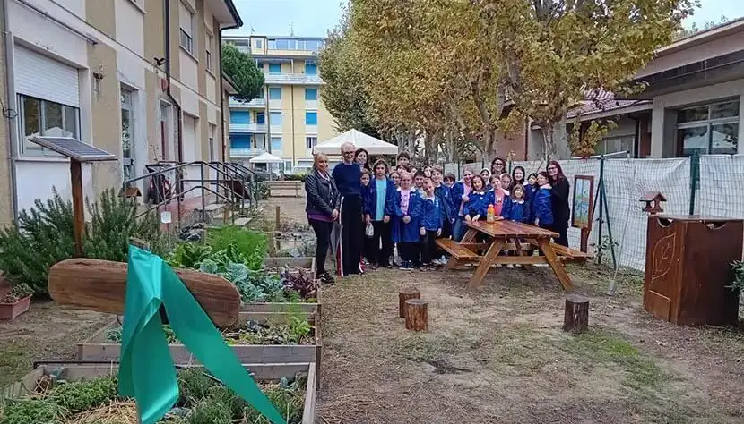 Insegnanti e bambini nell’Aula Natura di Viareggio