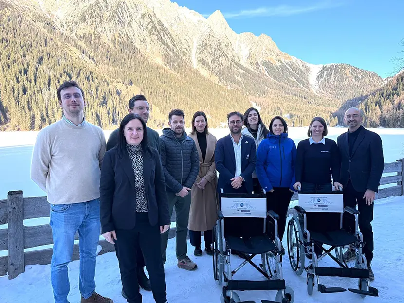 I protagonisti della cerimonia di consegna delle sedie a ruote a Rasun-Anterselva