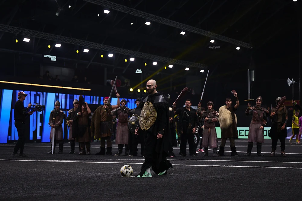 Il calcio di rigore tirato da Marza (Francesco Marzano) sostenuto da tutto il team di vichinghi