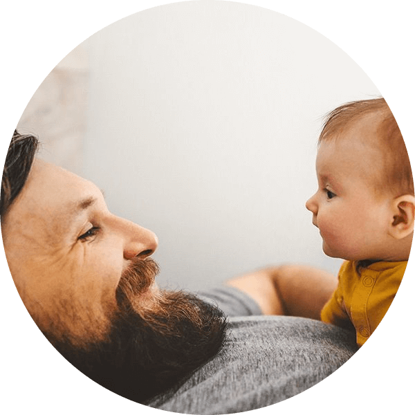 Un papà con suo figlio appena nato che si guardano