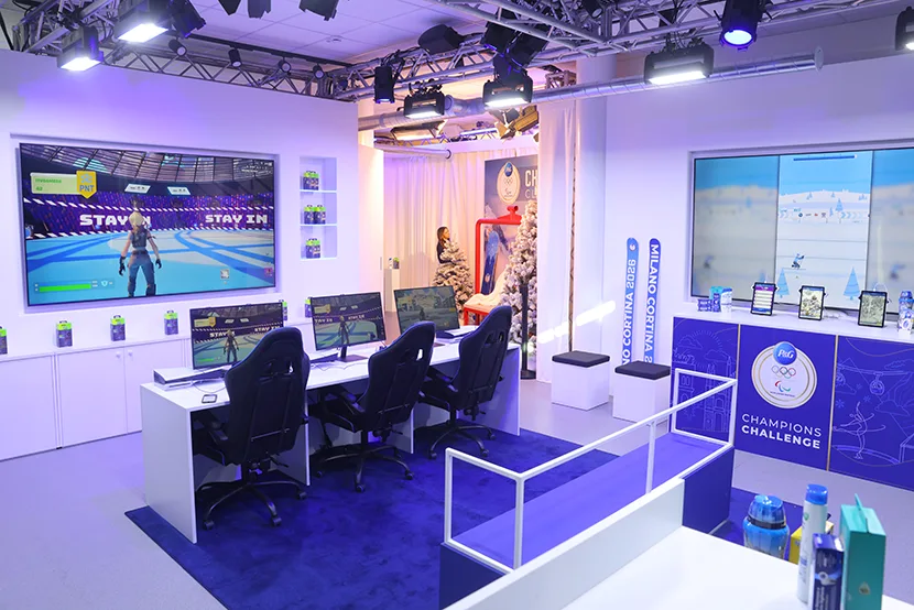 La champions clubhouse allestita in modalità gaming, con 3 postazioni professionali per giocare a Fortnite e 3 postazioni tablet per giocare al villaggio gioca e vinci di P&G.