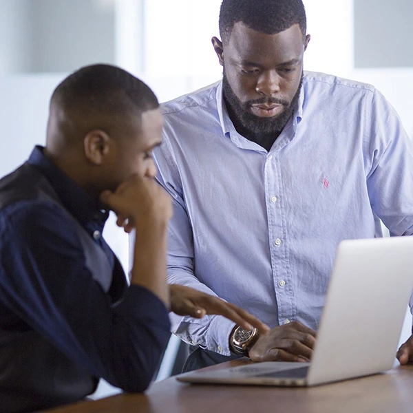 Due uomini che lavorano insieme al computer