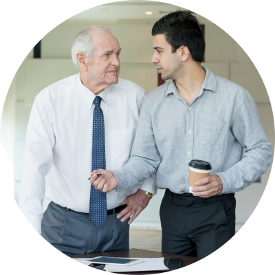 Due impiegati di età diversa discutono un’idea