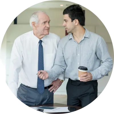 Due impiegati di età diversa discutono un’idea