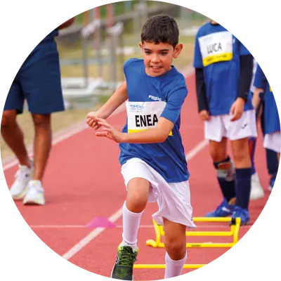 bambino con disabilità pratica la corsa a ostacoli