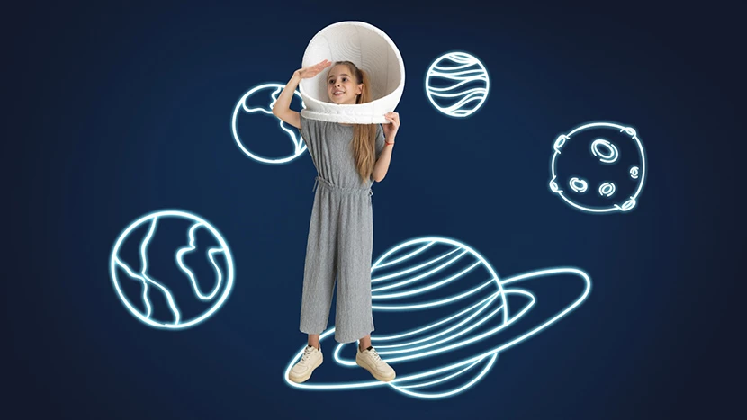 Una bambina con un casco da astronauta che sogna di studiare materie scientifiche.