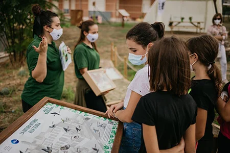 Insegnanti spiegano la natura a un gruppo di ragazzi