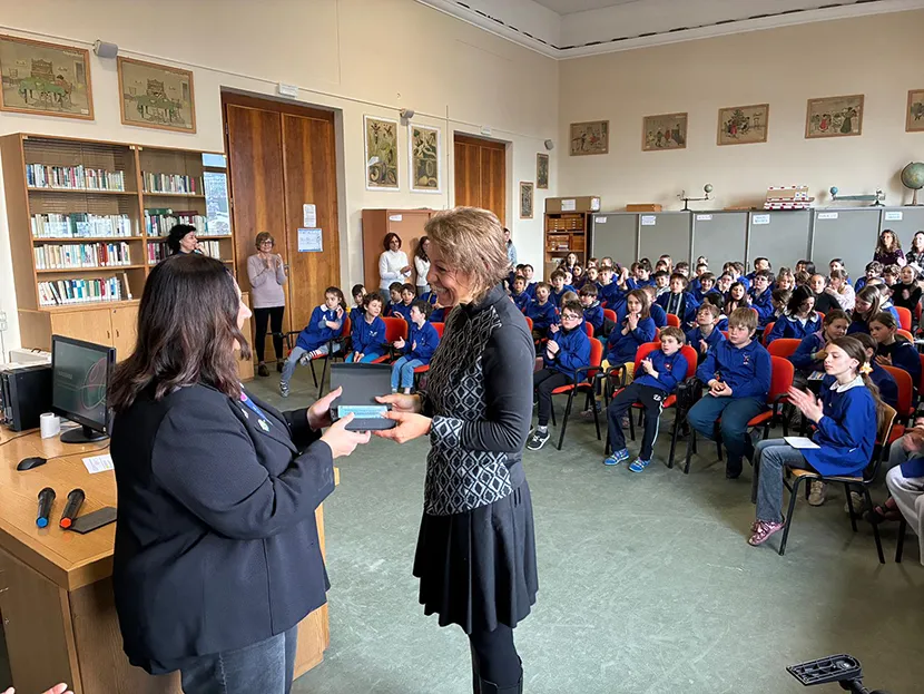 Daniela Cappello responsabile del programma Campioni Ogni Giorno consegna la targa alla Vicepreside della Scuola Duca D’Aosta di Cortina d’Ampezzo.
