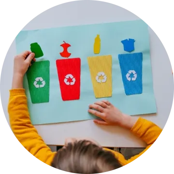 Un cartellone con i simboli del riciclo realizzato nell’ottica di un’educazione ambientale