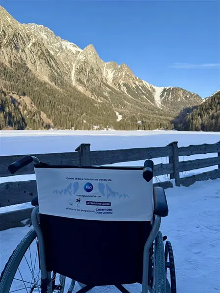 Una sedia a ruote donata al comune di Rasun-Anterselva