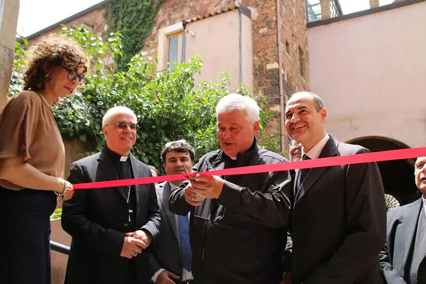 Inaugurazione della “Lavanderia di Papa Francesco e servizio docce” di Catania, taglio del nastro rosso
