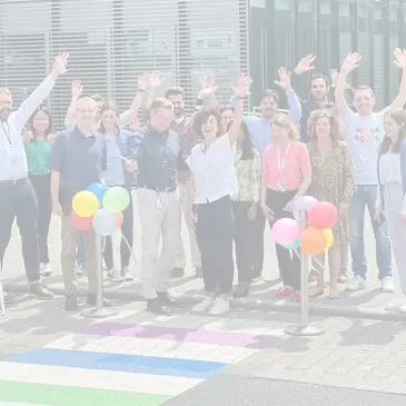 Un gruppo di persone che saluta