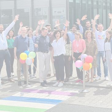 Un gruppo di persone che saluta