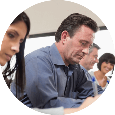 Un gruppo di persone studia a un tavolo.