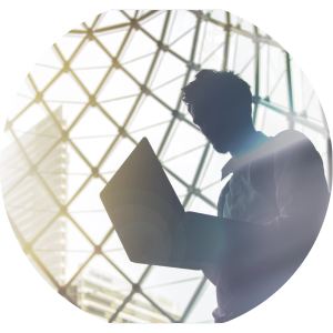 Un uomo d'affari che lavora al suo computer portatile.